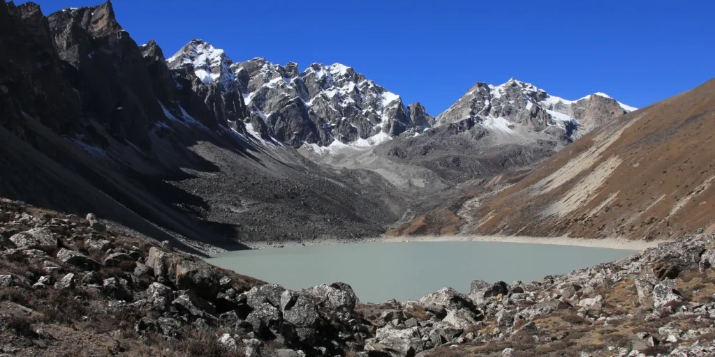 Peaks and Thonak Tsho, lake in the upper Gokyo Val